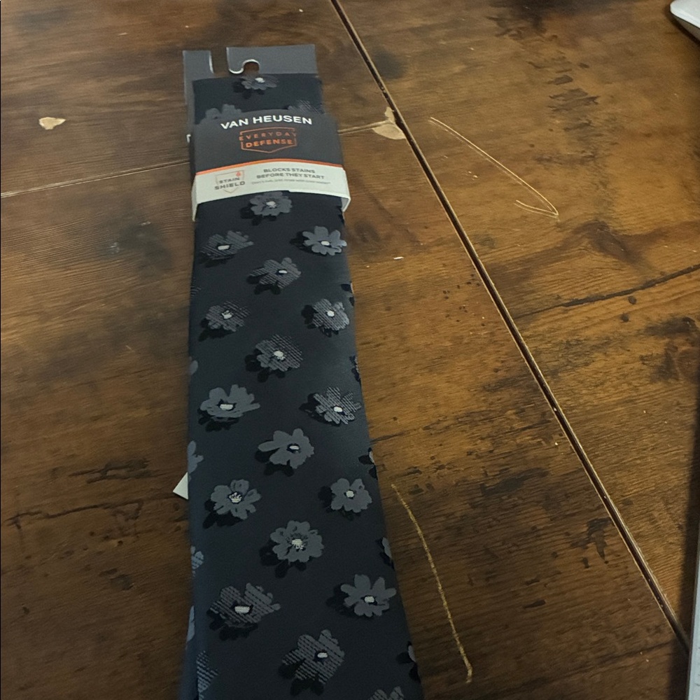 Van Heusen Dark Floral Patterned Tie
